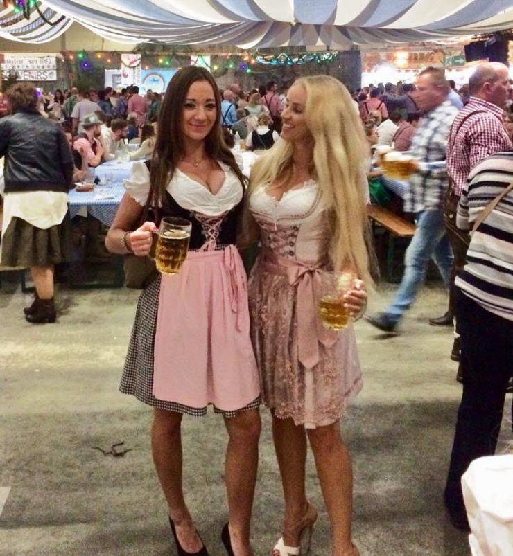 Busty Girls And Seas Of Beer – Oktoberfest 2019