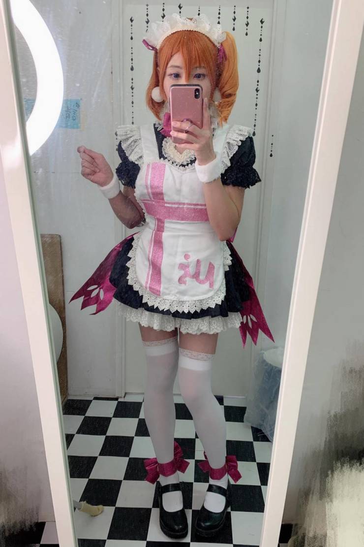 Cosplay Girl Becomes A Food Delivery Girl, Earns Thousands Of New Clients For The Company