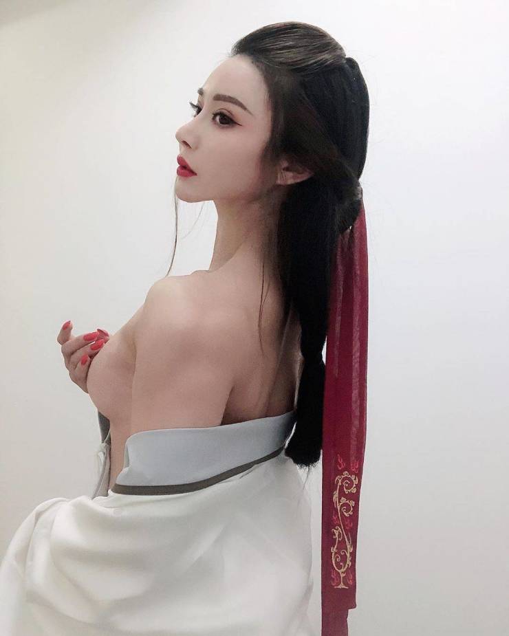 This Chinese Nurse Girl Is Also A Bodybuilder!