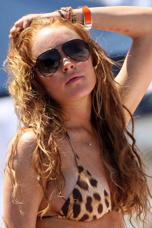 Lindsay Lohan on the beach (13 photos)