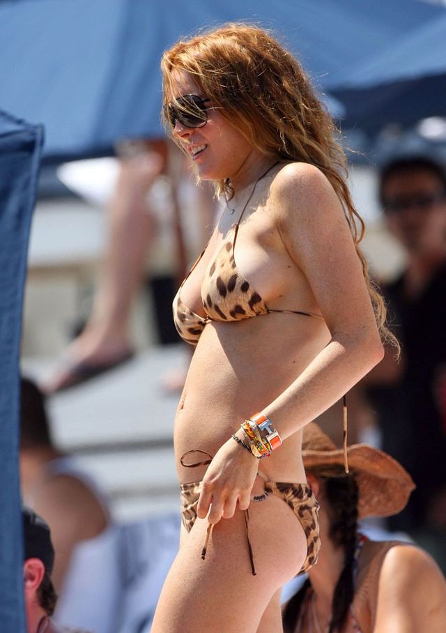 Lindsay Lohan on the beach (13 photos)