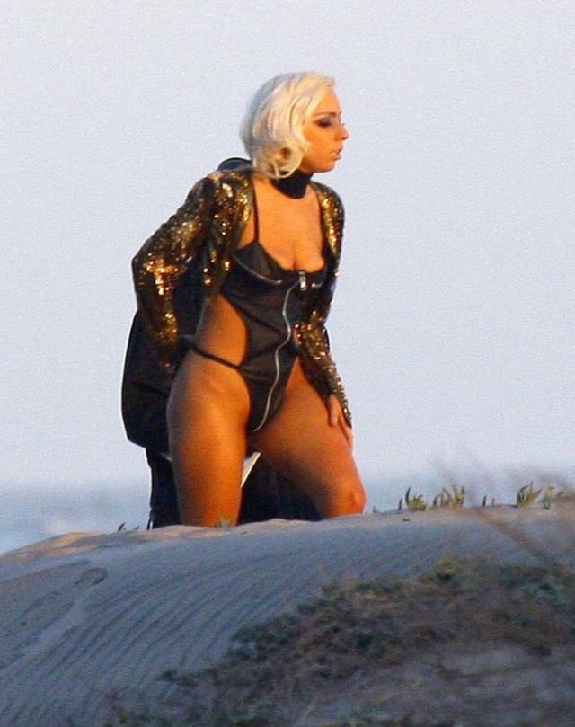 Lady Gaga’s photoshoot on the beach (13 pics)