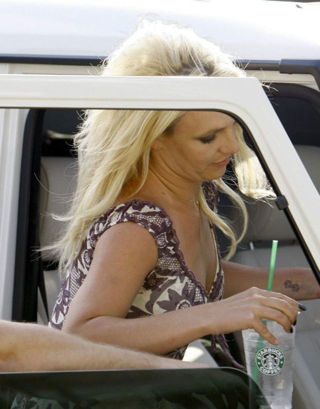 Britney Spears look very tired (6 pics)