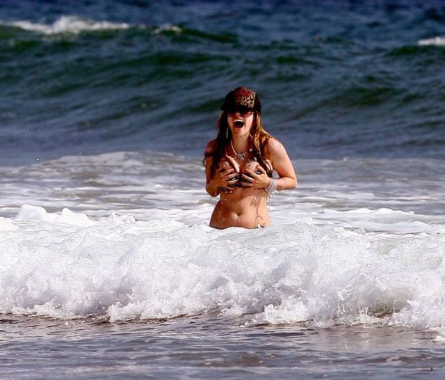 Avril Lavigne in bikini on the beach (16 pics)