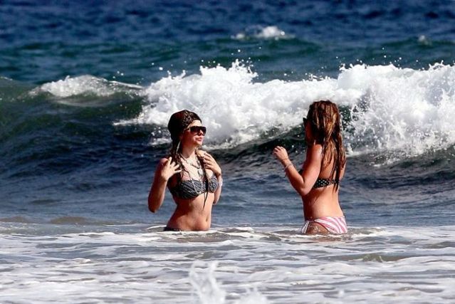Avril Lavigne in bikini on the beach (16 pics)