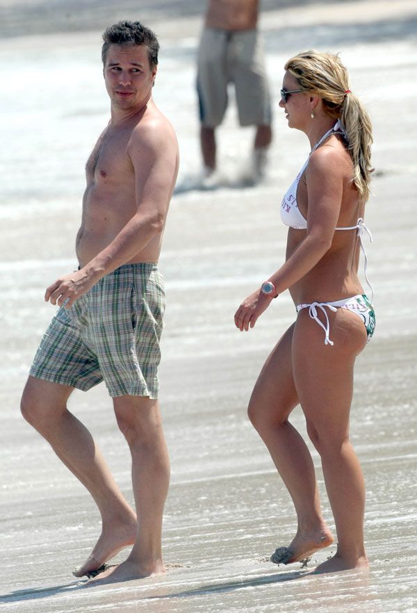 Britney Spears in bikini on the beach (7 pics)