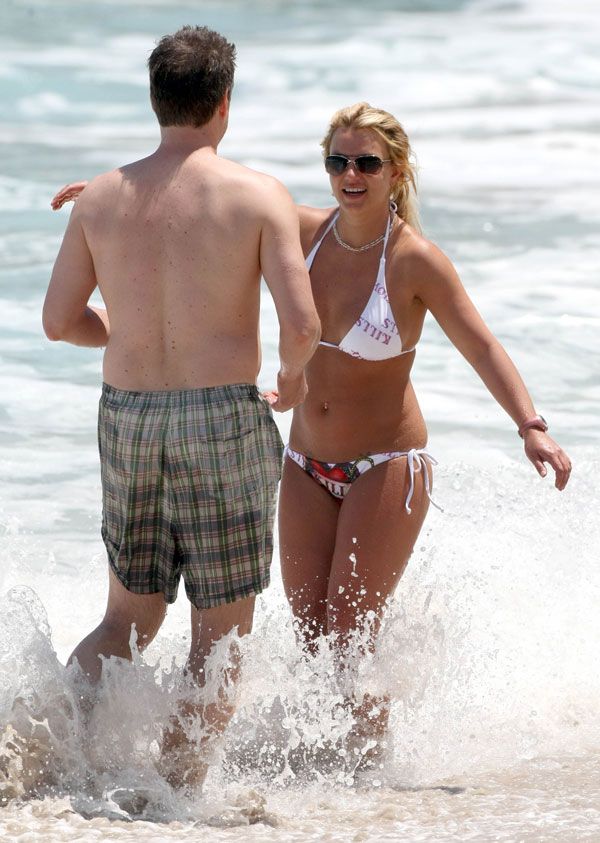 Britney Spears in bikini on the beach (7 pics)