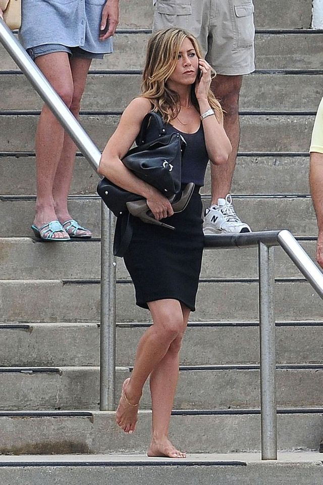 Jennifer Aniston shooting scenes for her new movie “Bounty Hunter” (7 pics)