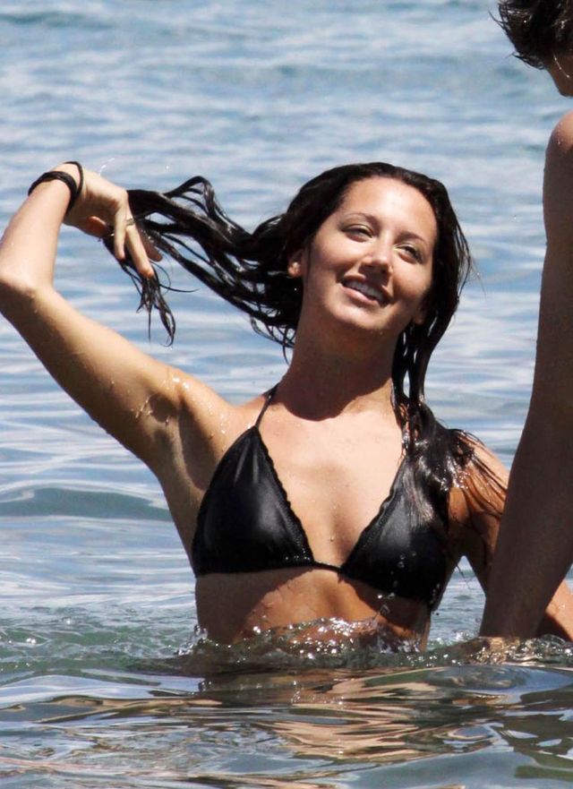Ashley Tisdale in bikini during her vacation in Maui (7 pics)