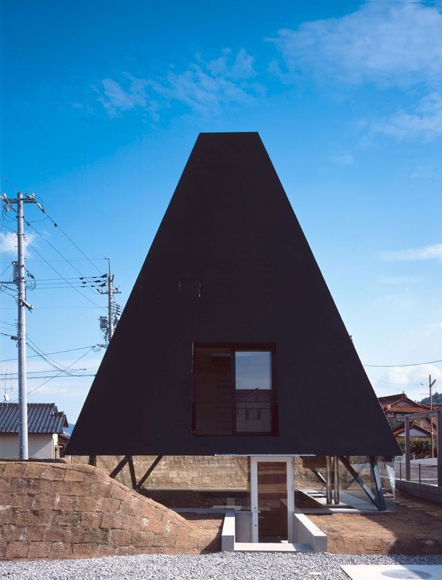 Jet black pyramid as home in Saijo, Hiroshima (18 pics)