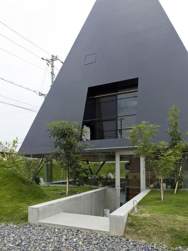 Jet black pyramid as home in Saijo, Hiroshima (18 pics)