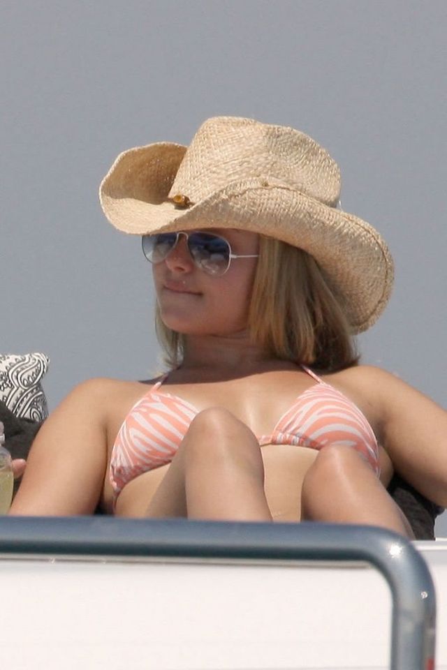 Hayden Panettiere lathering herself in lotion on a boat (15 pics)
