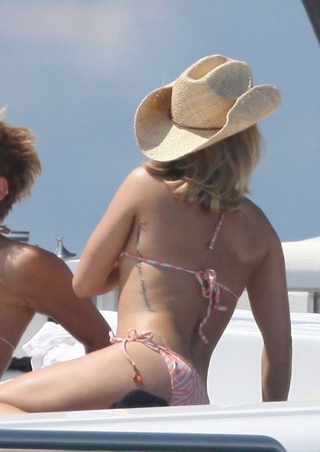 Hayden Panettiere lathering herself in lotion on a boat (15 pics)