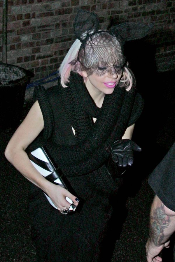Lady Gaga in the weird outfit (7 pics)