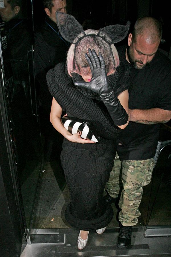 Lady Gaga in the weird outfit (7 pics)