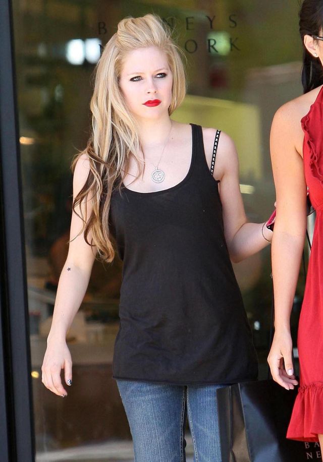 Avril Lavigne could use a serious tan (14 pics)