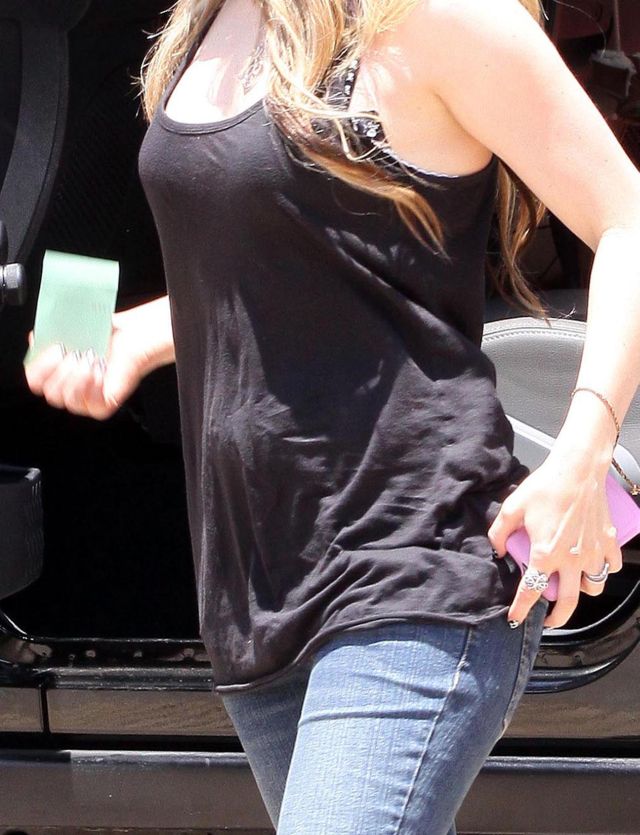 Avril Lavigne could use a serious tan (14 pics)