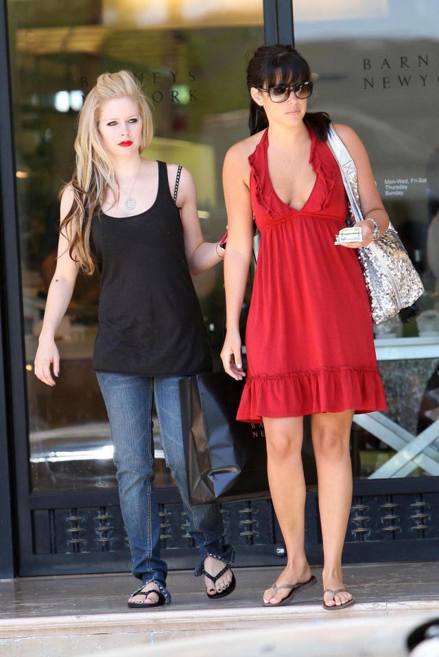 Avril Lavigne could use a serious tan (14 pics)