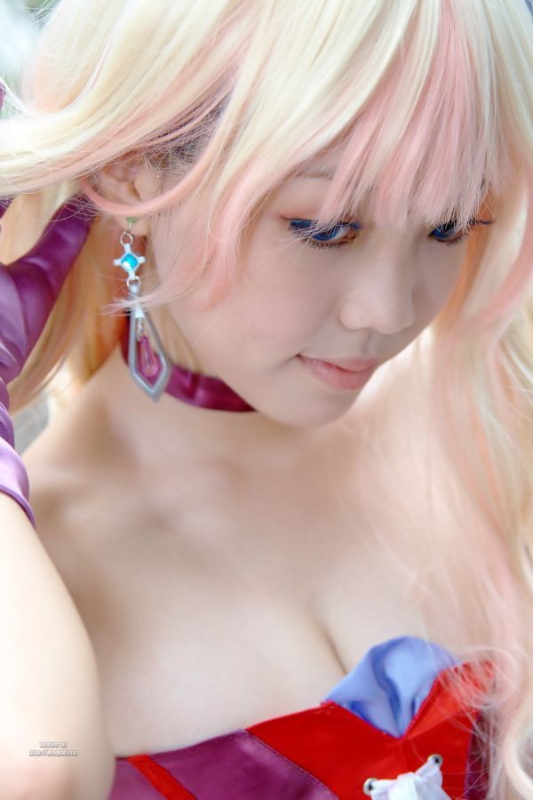 Pretty Asian girl shows us how to cosplay! (32 pics)
