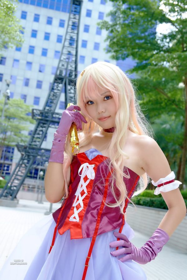 Pretty Asian girl shows us how to cosplay! (32 pics)