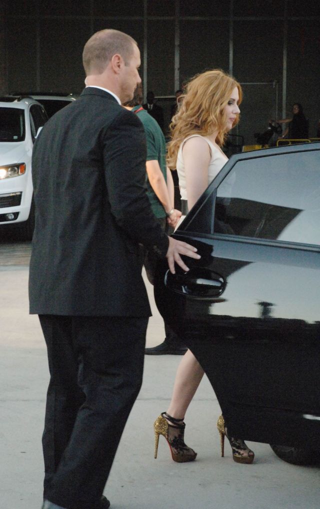 Whatever her outfit, Scarlett Johansson is always hot (12 pics)
