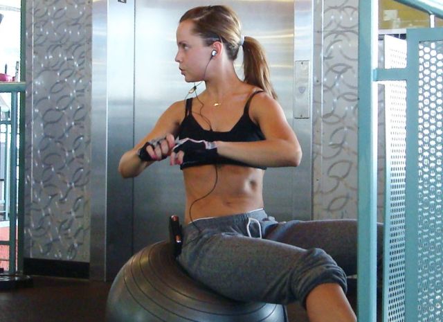 Charming Mena Suvari working out in the gym (10 pics)