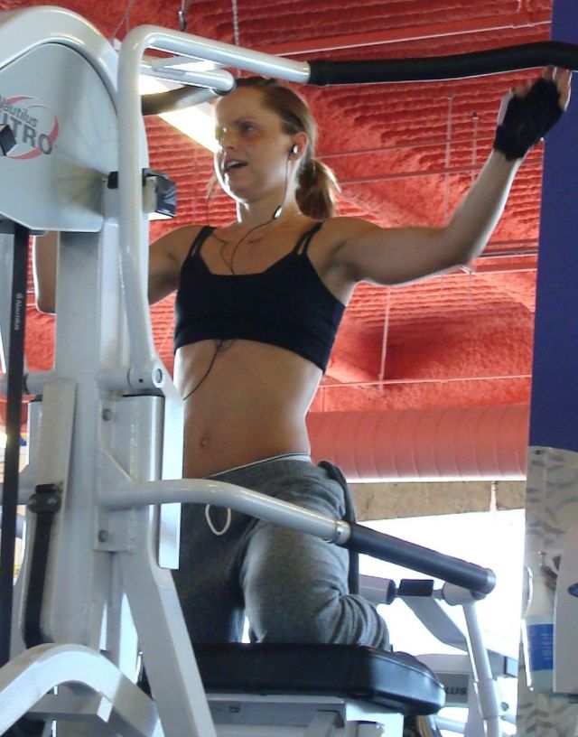 Charming Mena Suvari working out in the gym (10 pics)