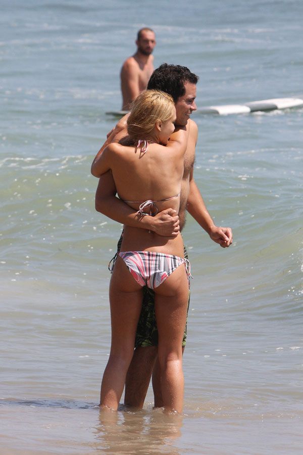 Jessica Alba in bikini on the beach (16 pics)