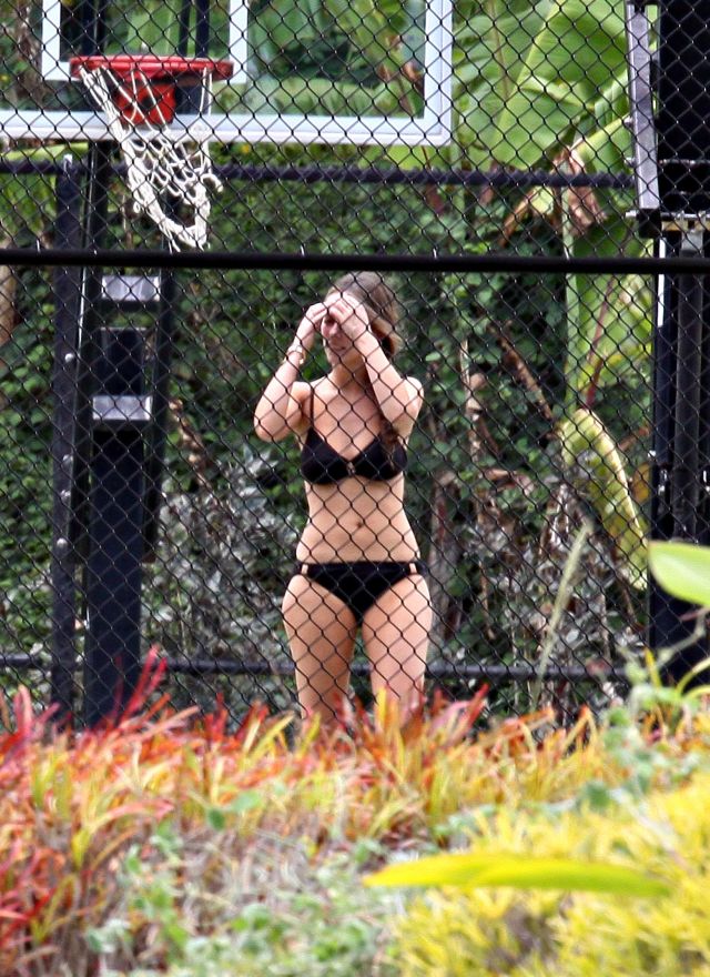 Jennifer Love Hewitt in bikini (7 pics)