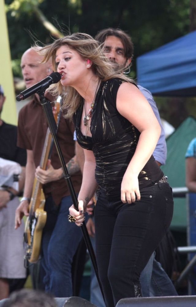 Kelly Clarkson got fat  (11 pics)