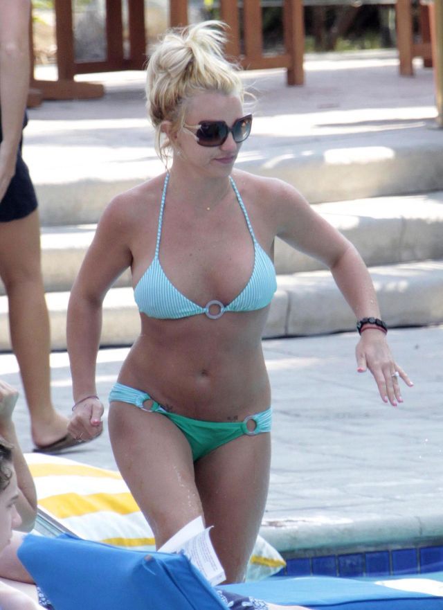 Britney Spears in bikini (8 pics)