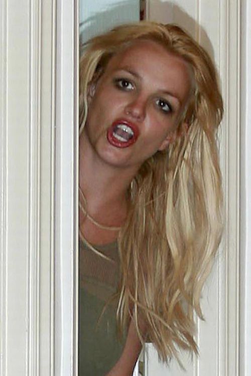 Britney Spears got too emotional during her shopping time (13 pics)