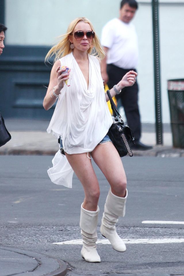 Lindsay Lohan in an unusual outfit. How do you like it?  (9 pics)
