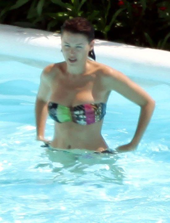 Dannii Minogue in bikini (6 pics)