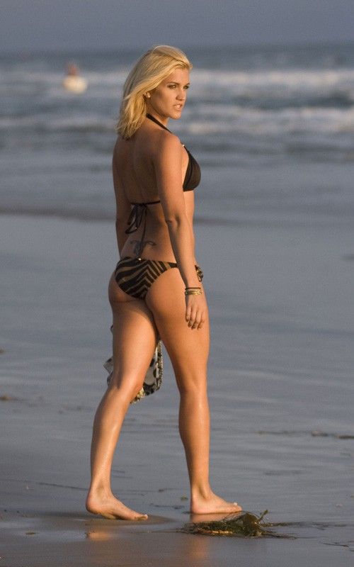 Ashley Roberts of Pussycat Dolls in bikini at Malibu beach (10 pics)