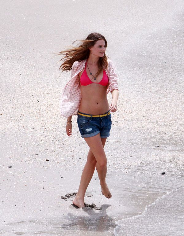 A photo shoot on the beach. I wonder who are Abbey Kershaw and Behati Prinsloo? (11 pics)