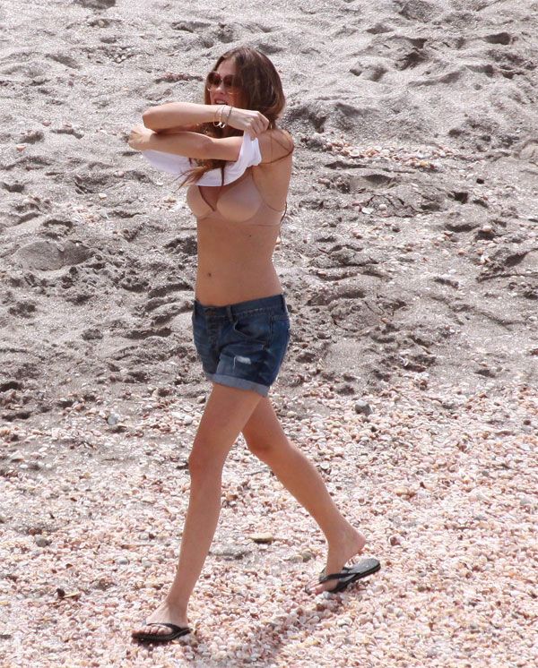A photo shoot on the beach. I wonder who are Abbey Kershaw and Behati Prinsloo? (11 pics)