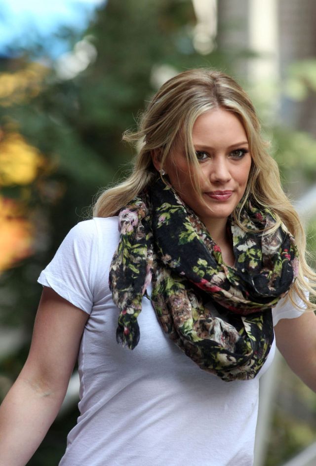 Hilary Duff in slightly baggy jeans (7 pics)