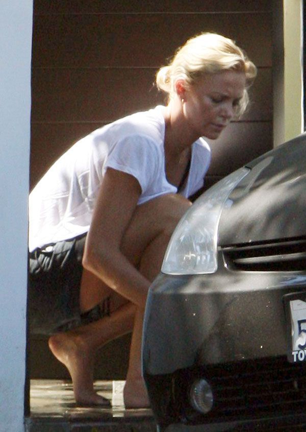 A car wash day for Charlize Theron (6 pics)