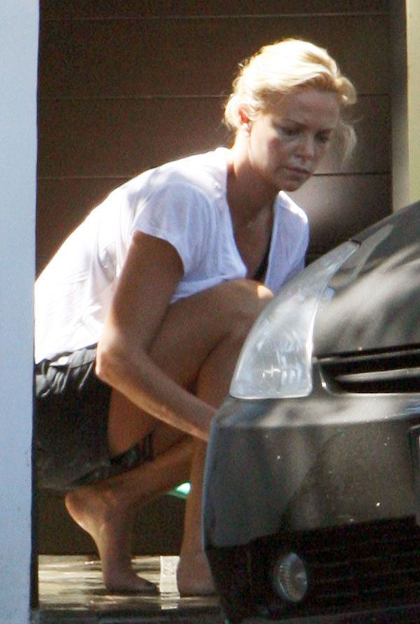 A car wash day for Charlize Theron (6 pics)