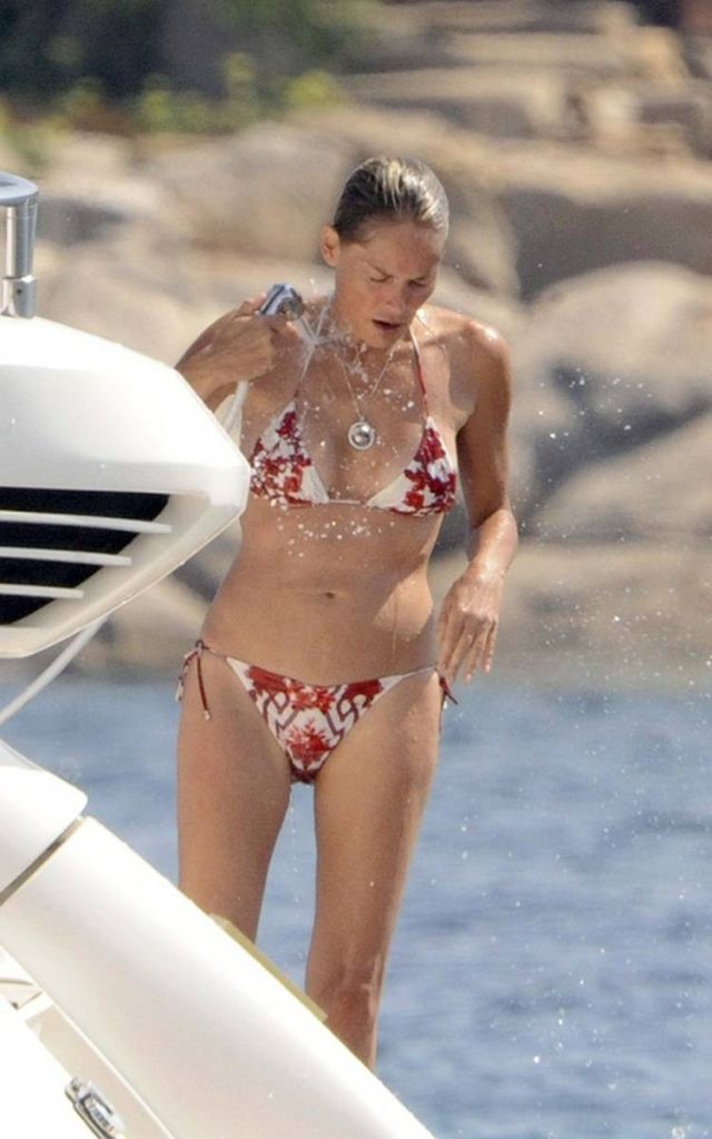 Sharon Stone in bikini on a yacht (5 pics)