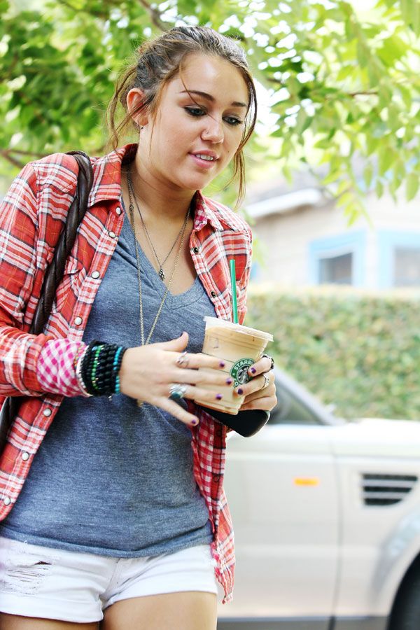 Miley Cyrus in her mini shorts (7 pics)