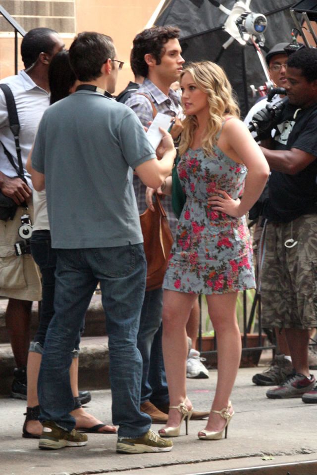 Hilary Duff shooting in Gossip Girl in New York (12 pics)