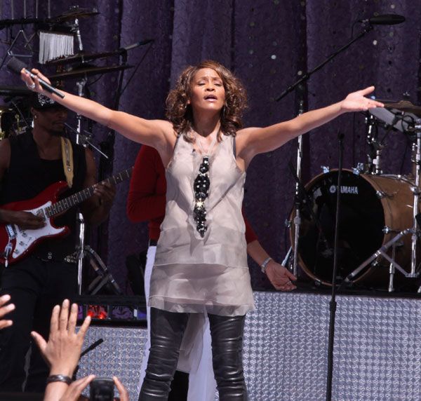 Whitney Houston's big comeback concert (11 pics)