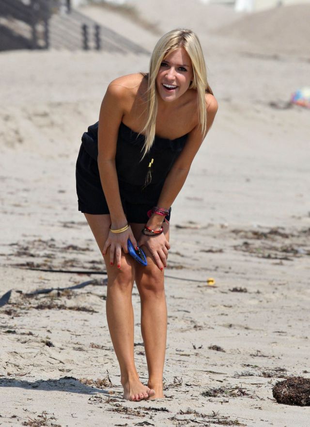 Charming and cute Kristin Cavallari on the beach (9 pics)