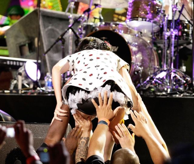 Katy Perry let touch her butt ;)) (12 pics)