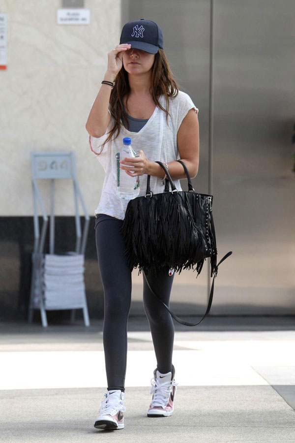 Ashley Tisdale not in the best of her forms (15 pics)