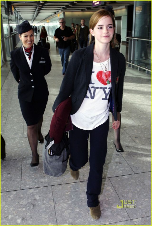 Emma Watson arrives in London (5 pics)