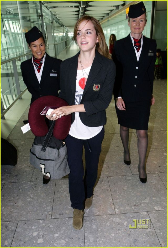 Emma Watson arrives in London (5 pics)