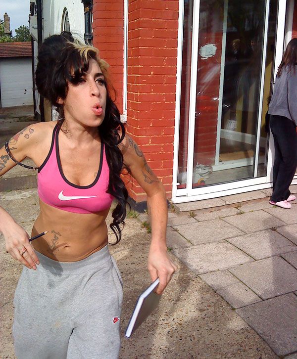 Amy Winehouse came to the school to scream at a girl who bullied her goddaughter the day before (5 pics)